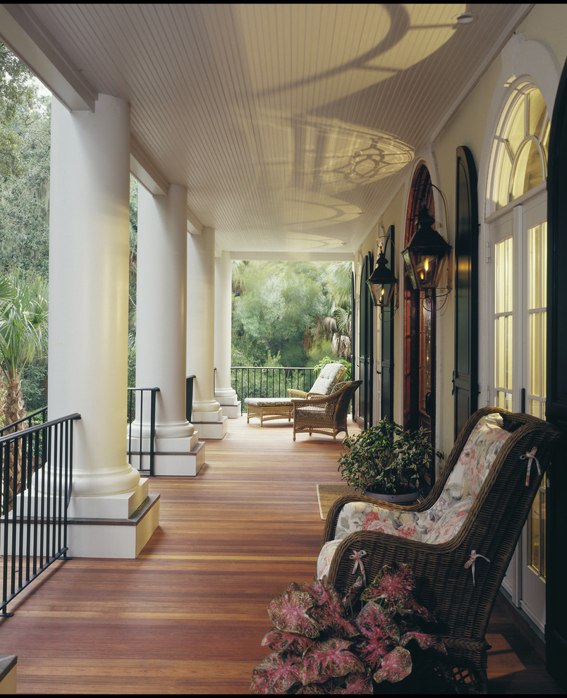 Design ideas for a traditional front yard verandah in Charleston.