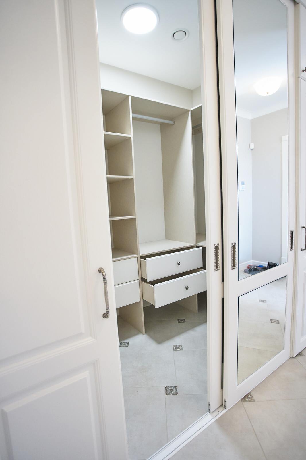 Гардеробная система классика raumplus с раздвижными и распашными дверьми