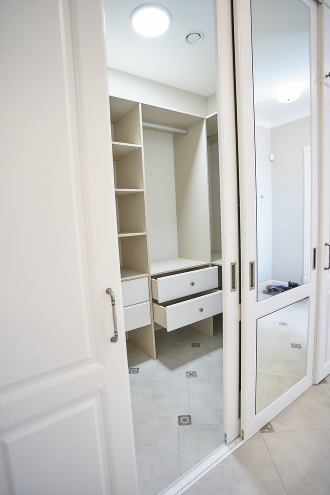 Гардеробная система классика raumplus с раздвижными и распашными дверьми