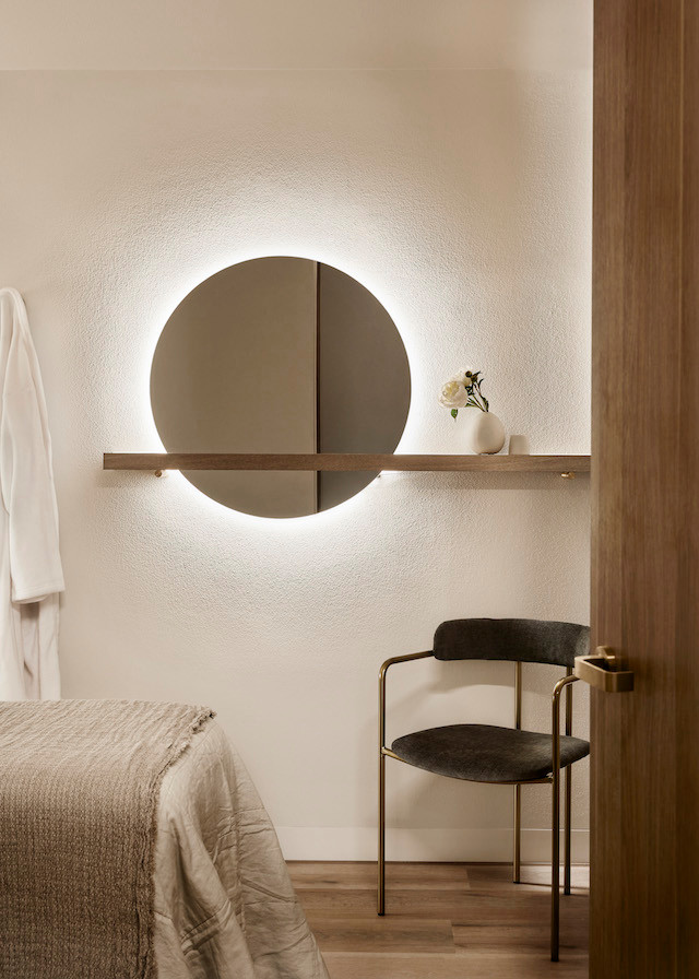 Imagen de dormitorio principal minimalista pequeño con paredes beige, suelo de bambú, suelo beige y papel pintado