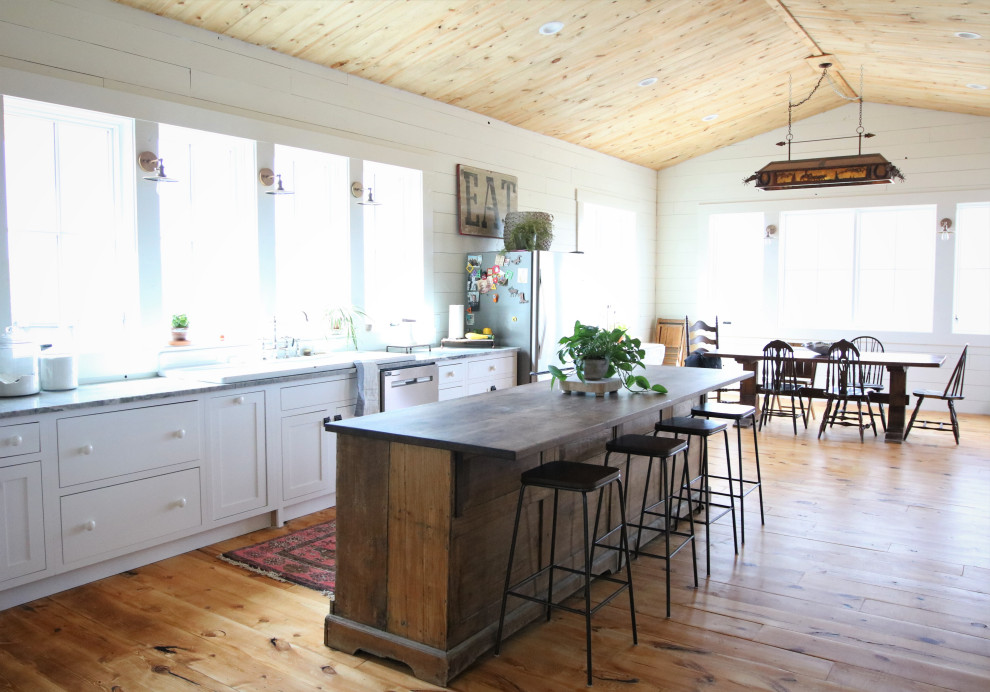 Große Landhausstil Küche mit Schrankfronten im Shaker-Stil, weißen Schränken, Marmor-Arbeitsplatte, Kücheninsel und bunter Arbeitsplatte in Sonstige