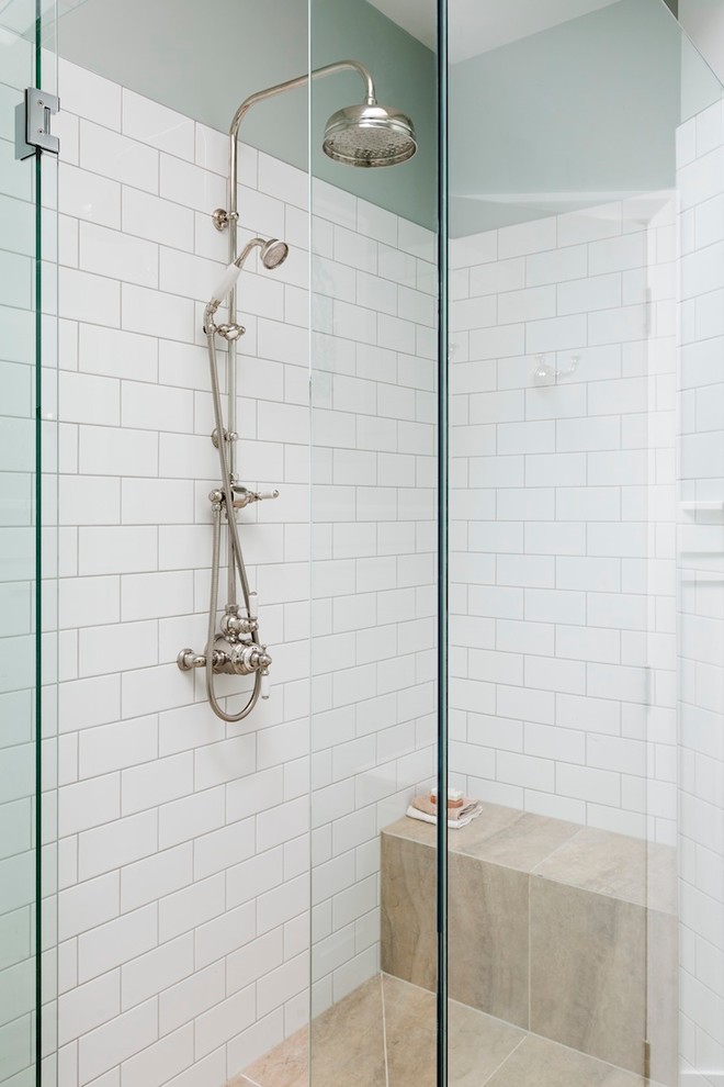 Inspiration för små klassiska en-suite badrum, med ett avlångt handfat, möbel-liknande, gröna skåp, marmorbänkskiva, en toalettstol med hel cisternkåpa, vit kakel, keramikplattor, gröna väggar och klinkergolv i porslin