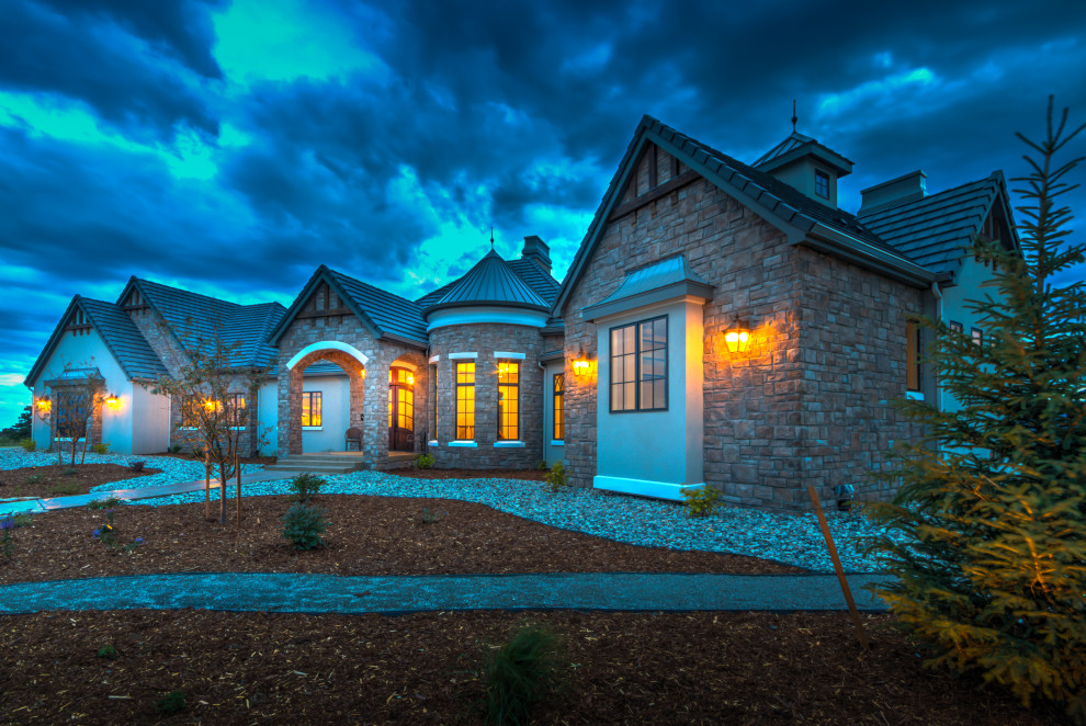 Example of a transitional home design design in Denver