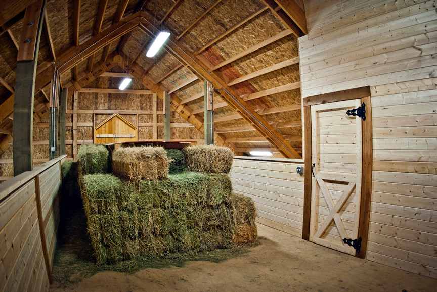 Photo of a mid-sized country barn in Seattle.