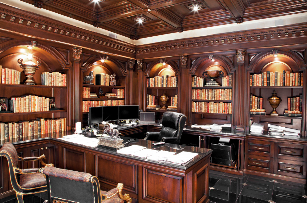 Mittelgroßes Klassisches Lesezimmer ohne Kamin mit weißer Wandfarbe, Keramikboden, Einbau-Schreibtisch, schwarzem Boden, Kassettendecke und Holzwänden in New York