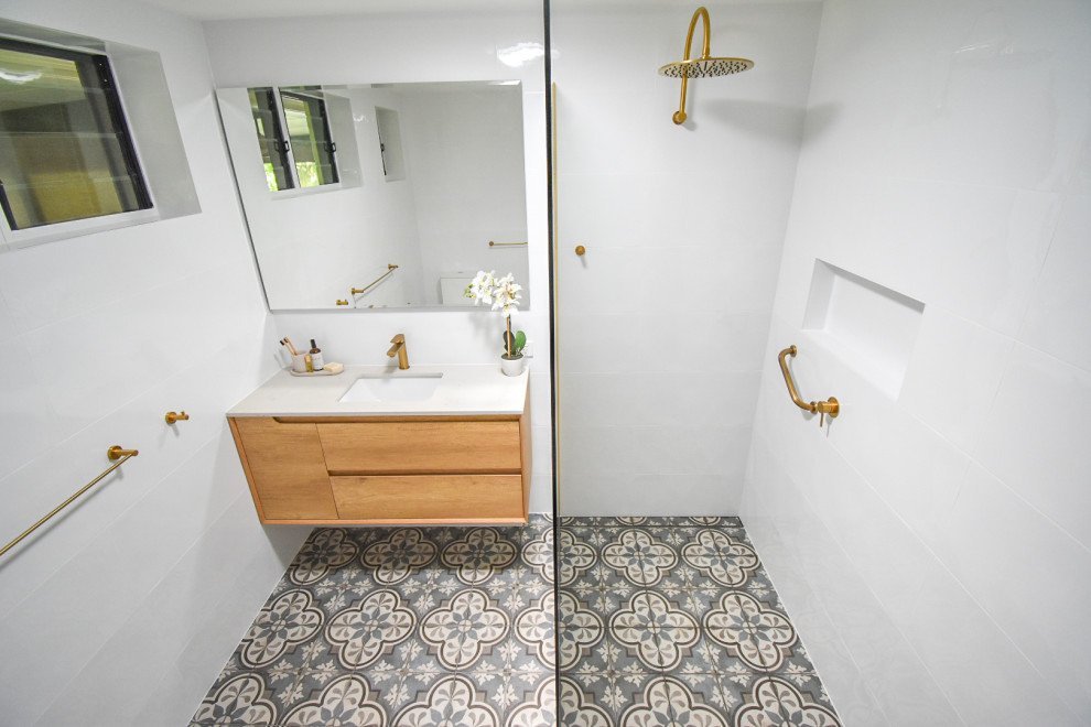 Ispirazione per una stanza da bagno mediterranea di medie dimensioni con mobile bagno sospeso