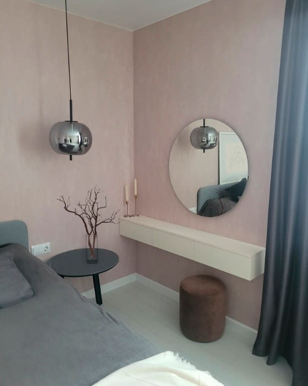 Розовая спальня с графитовыми акцентами.