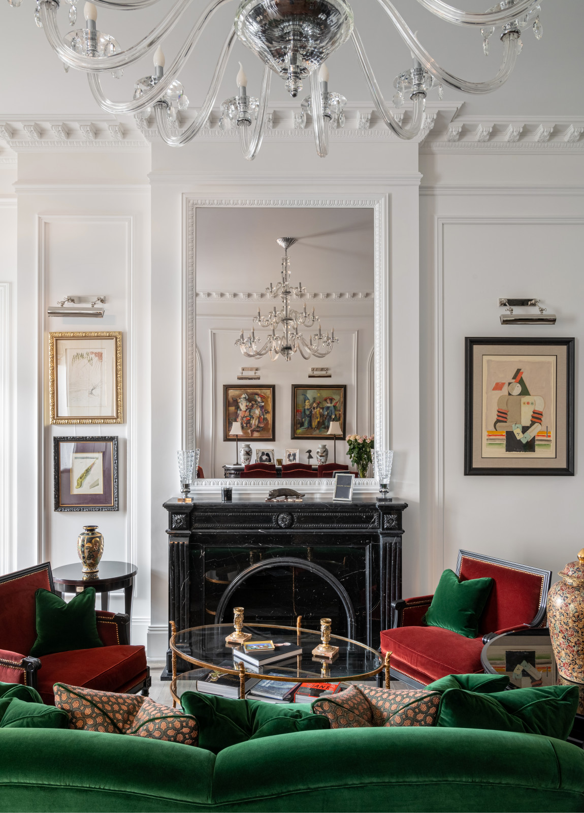 Телевизор над камином