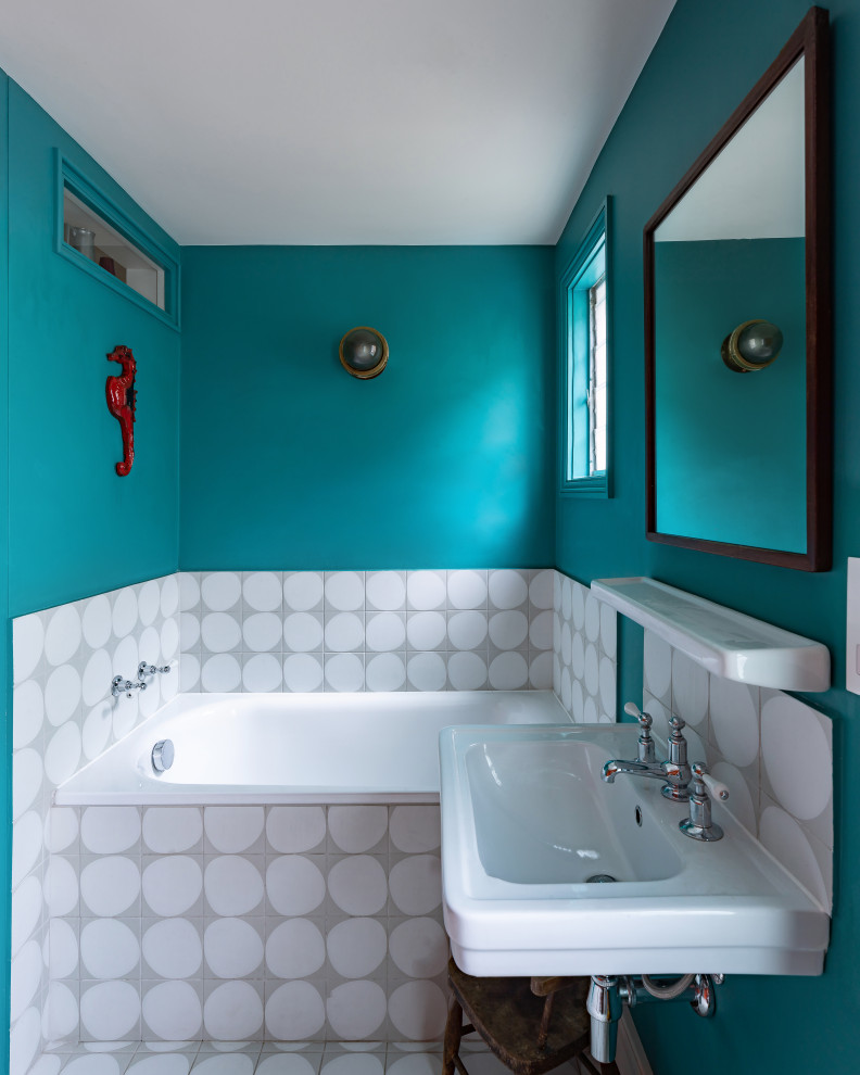 Ispirazione per una stanza da bagno per bambini eclettica di medie dimensioni con vasca freestanding, WC a due pezzi, piastrelle arancioni, pavimento in legno massello medio, pavimento grigio, un lavabo e mobile bagno sospeso