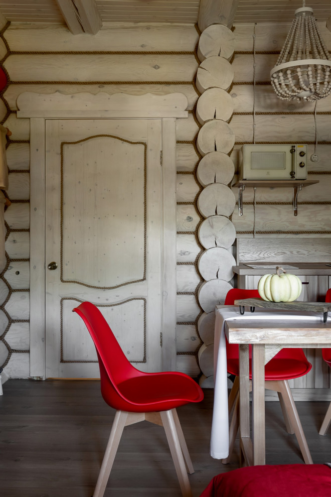 Aménagement d'une petite salle à manger ouverte sur le salon montagne en bois avec un mur beige, sol en stratifié et poutres apparentes.