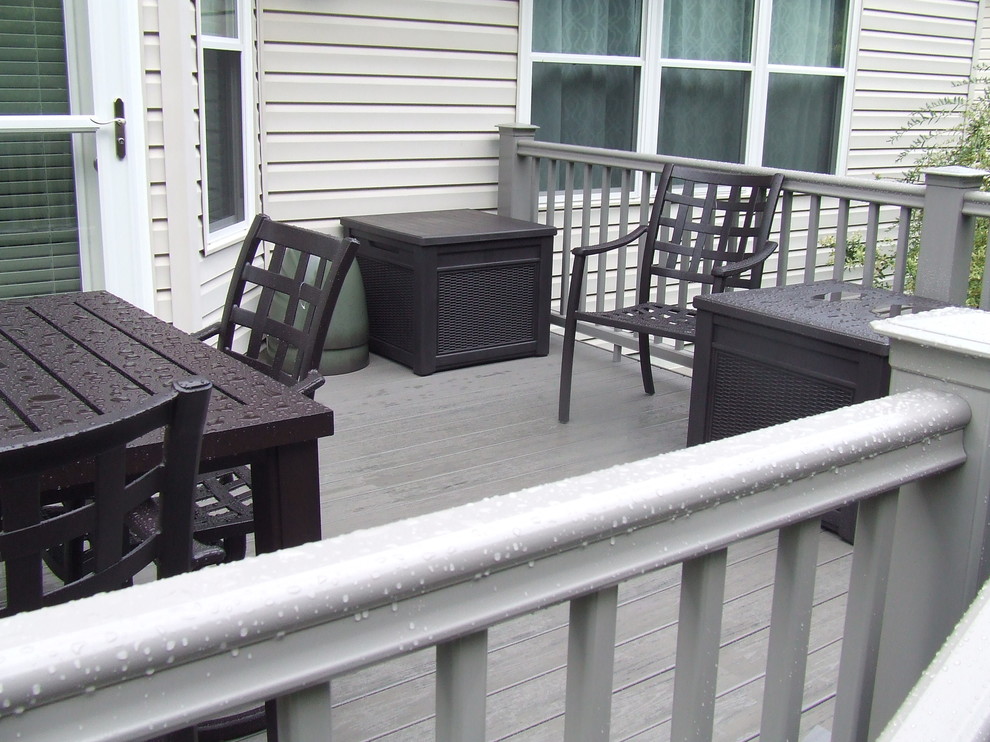 Deck - contemporary deck idea in Cincinnati