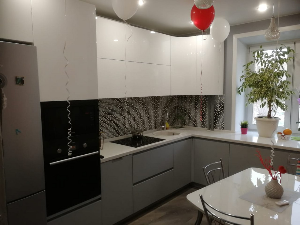 Современная кухня с зоной у окна