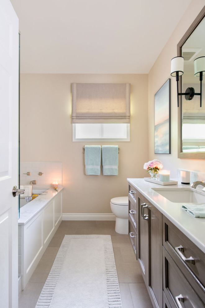 Foto di una stanza da bagno padronale minimal di medie dimensioni con ante in stile shaker, ante marroni, vasca da incasso, lavabo sottopiano, top in marmo, un lavabo e mobile bagno incassato