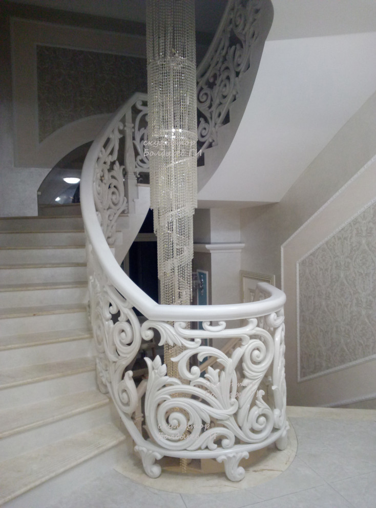 Cette image montre un escalier courbe traditionnel en marbre de taille moyenne avec des contremarches en marbre et un garde-corps en matériaux mixtes.