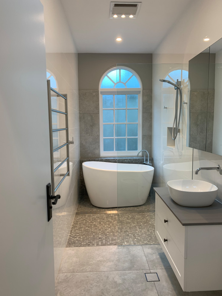 Inspiration for a contemporary bathroom in Sydney.