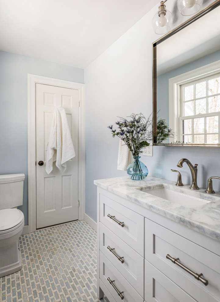 Свежая идея для дизайна: главная ванная комната в стиле неоклассика (современная классика) с фасадами в стиле шейкер, белыми фасадами, душем в нише, унитазом-моноблоком, синей плиткой, керамогранитной плиткой, синими стенами, мраморным полом, врезной раковиной, столешницей из кварцита, синим полом, душем с распашными дверями, синей столешницей, нишей, тумбой под одну раковину и напольной тумбой - отличное фото интерьера