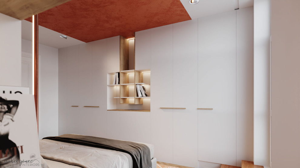 Foto di una camera da letto scandinava con pareti arancioni, pavimento in legno massello medio e soffitto in carta da parati