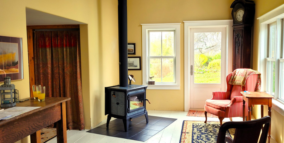他の地域にある高級な広いカントリー風のおしゃれなホームオフィス・書斎 (磁器タイルの床、薪ストーブ) の写真