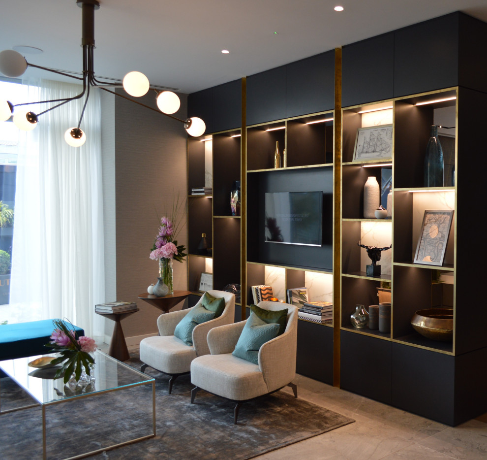 Пример оригинального дизайна: большая открытая гостиная комната в стиле модернизм с серыми стенами, полом из известняка, телевизором на стене, бежевым полом и обоями на стенах