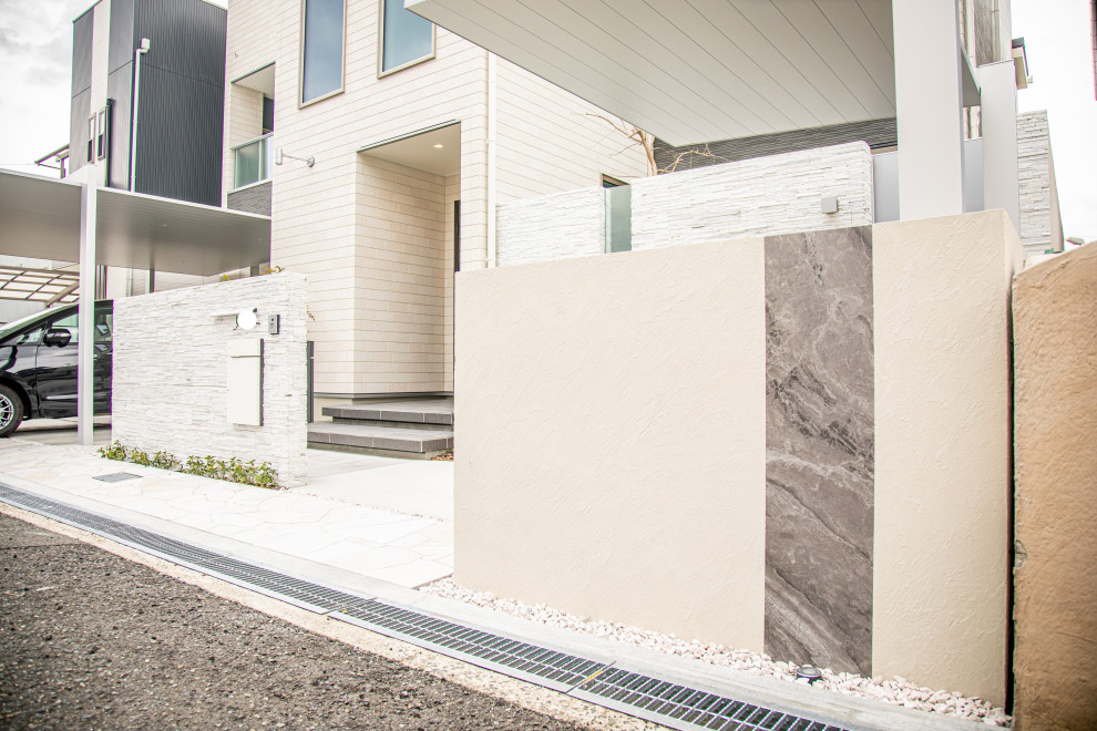Design ideas for a transitional two-storey white house exterior in Osaka.