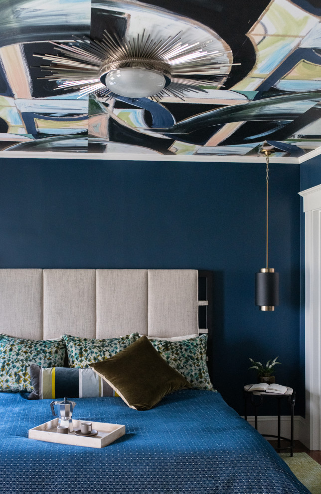 Стильный дизайн: большая хозяйская спальня в стиле неоклассика (современная классика) с синими стенами, темным паркетным полом, коричневым полом и потолком с обоями - последний тренд