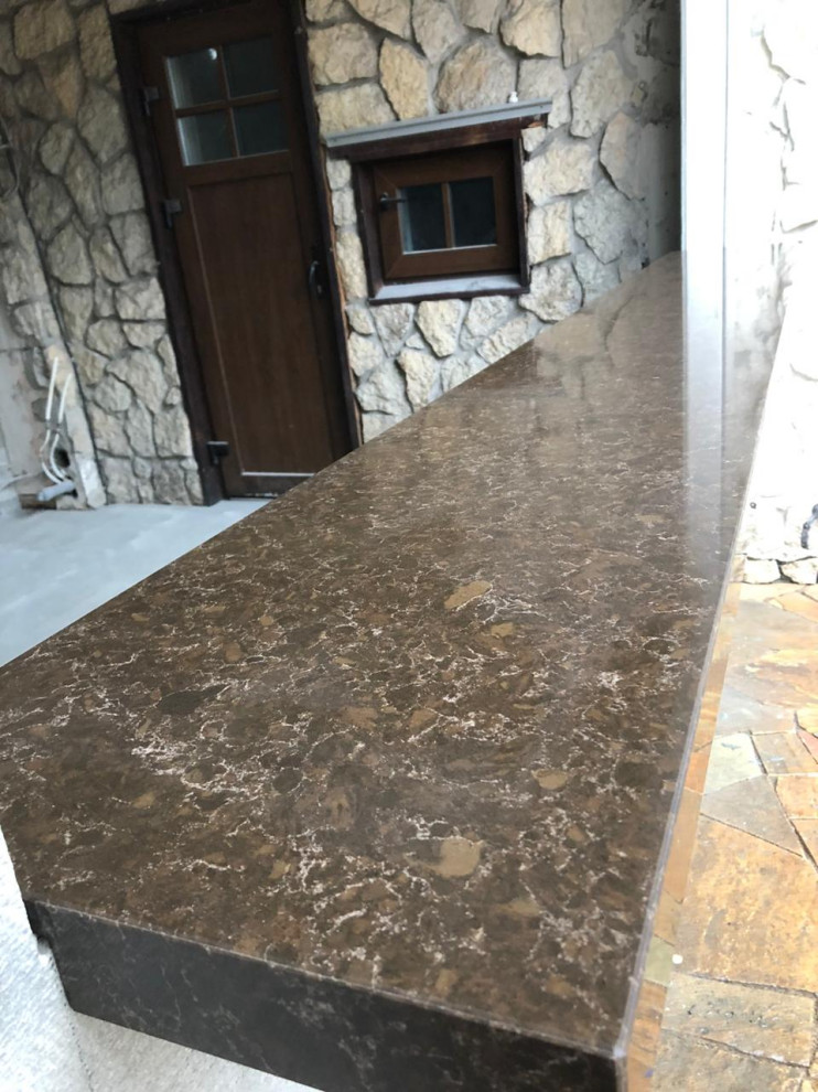 Подоконник из  в процессе монтажа