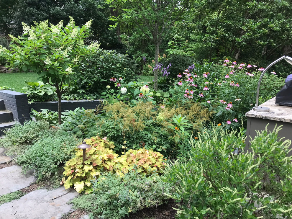 Geometrischer, Großer Gartenweg hinter dem Haus mit Natursteinplatten in Washington, D.C.