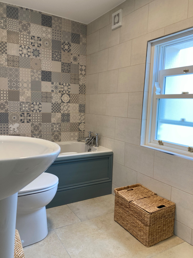 Идея дизайна: огромная детская ванная комната в современном стиле с накладной ванной, унитазом-моноблоком, белой плиткой, керамической плиткой, белыми стенами, полом из керамогранита, накладной раковиной, бежевым полом, тумбой под одну раковину и встроенной тумбой