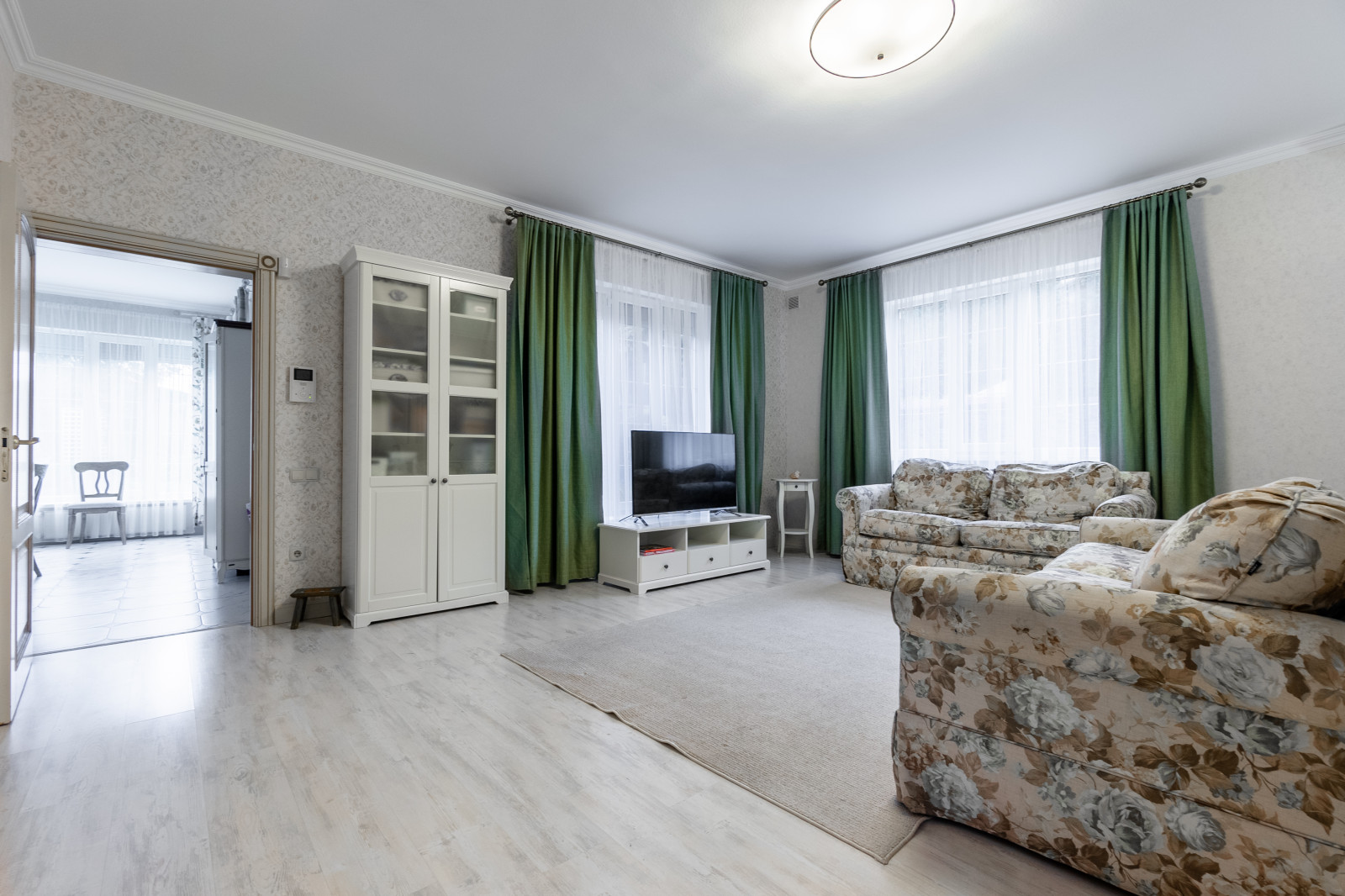 Гостиная с выходом в столовую