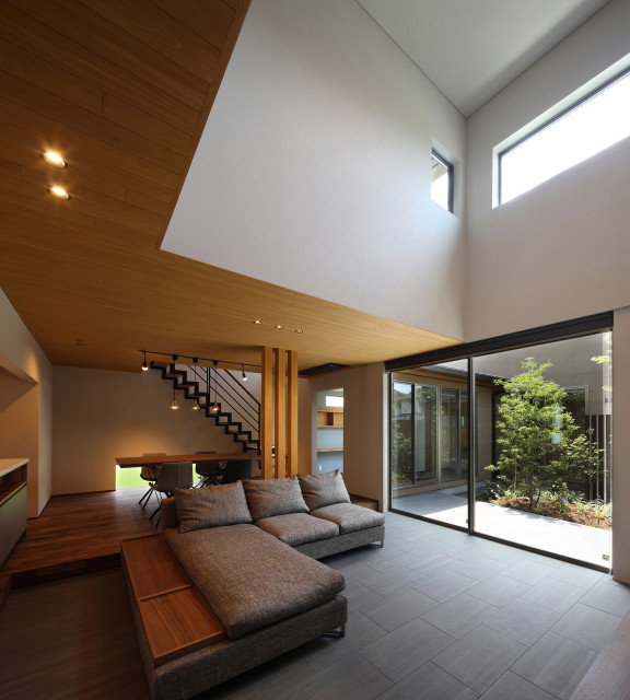 庭住の舎　ー豊かな自然を感じる中庭を内包するー minimalistisch-wohnbereich