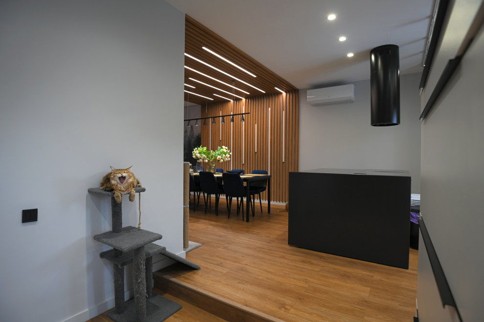 Коттедж в Чукреевке с природными фресками и рейками с подсветкой