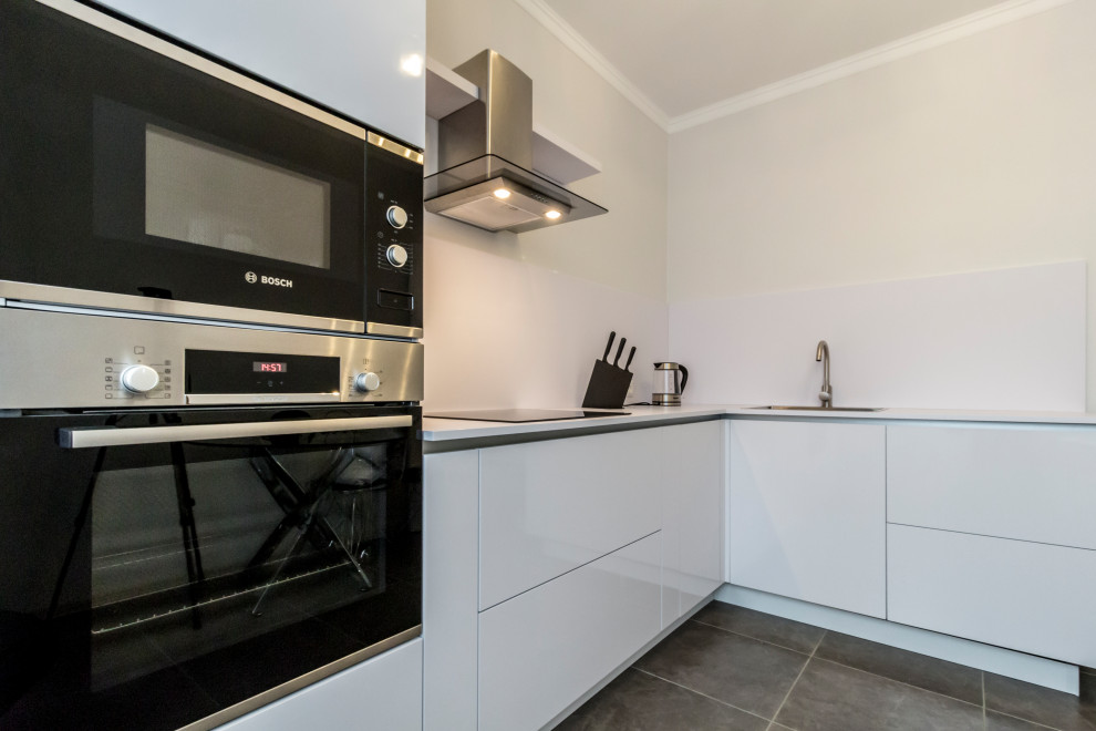 "Белый плен" Белая кухня с прямыми фасадами