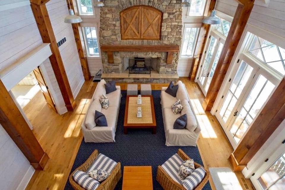 Home design - transitional home design idea in Chicago