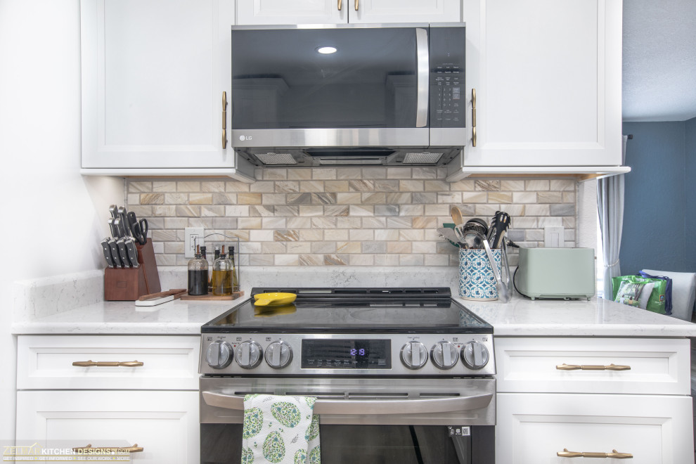 Bild på ett mellanstort vintage vit vitt kök, med luckor med infälld panel, vita skåp, bänkskiva i kvarts, flerfärgad stänkskydd, stänkskydd i marmor, klinkergolv i porslin och beiget golv