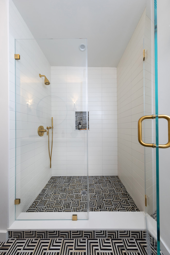 Стильный дизайн: ванная комната среднего размера в современном стиле с фасадами в стиле шейкер, черными фасадами, двойным душем, унитазом-моноблоком, белой плиткой, керамогранитной плиткой, белыми стенами, мраморным полом, душевой кабиной, врезной раковиной, столешницей из искусственного кварца, белым полом, душем с распашными дверями, белой столешницей, тумбой под одну раковину и встроенной тумбой - последний тренд