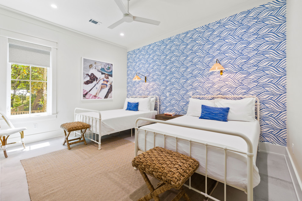 Esempio di una camera degli ospiti stile marino di medie dimensioni con pareti blu, pavimento in gres porcellanato, pavimento bianco e carta da parati