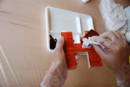 簡単DIY：家具修理のプロに習う、クラック塗料を使ったヴィンテージ風