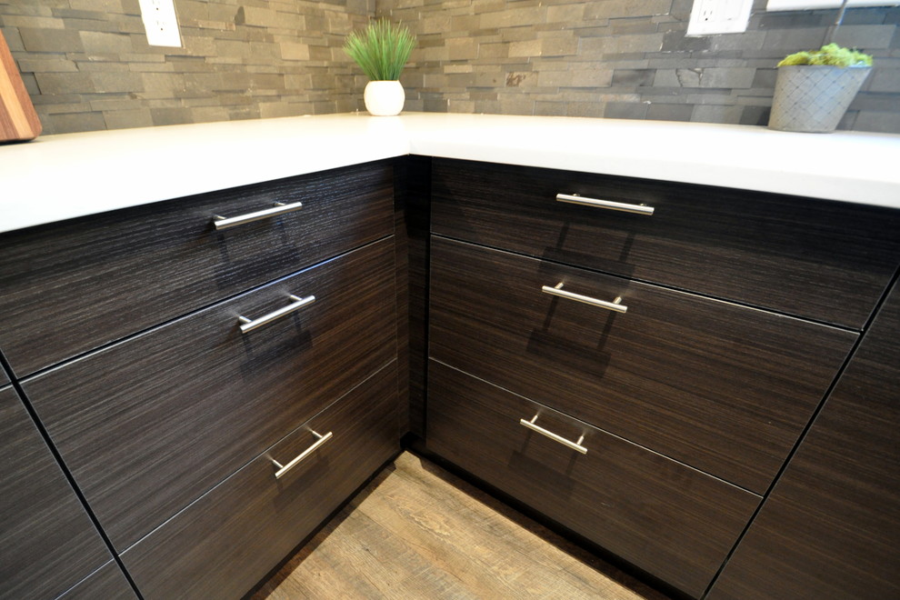 Example of a transitional kitchen design in Chicago