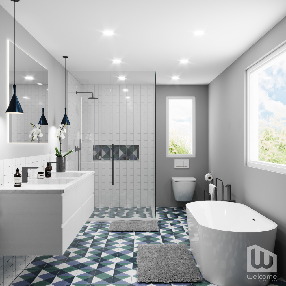 Источник вдохновения для домашнего уюта: большая главная ванная комната в стиле шебби-шик с плоскими фасадами, белыми фасадами, отдельно стоящей ванной, угловым душем, инсталляцией, белой плиткой, плиткой кабанчик, серыми стенами, полом из цементной плитки, врезной раковиной, столешницей из искусственного кварца, синим полом, душем с распашными дверями, белой столешницей, нишей, тумбой под две раковины, подвесной тумбой и панелями на стенах