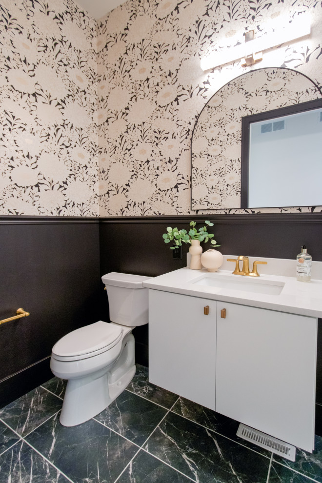 Idéer för funkis vitt toaletter, med släta luckor, vita skåp, en toalettstol med separat cisternkåpa, flerfärgade väggar, klinkergolv i keramik, ett undermonterad handfat, bänkskiva i kvarts och svart golv