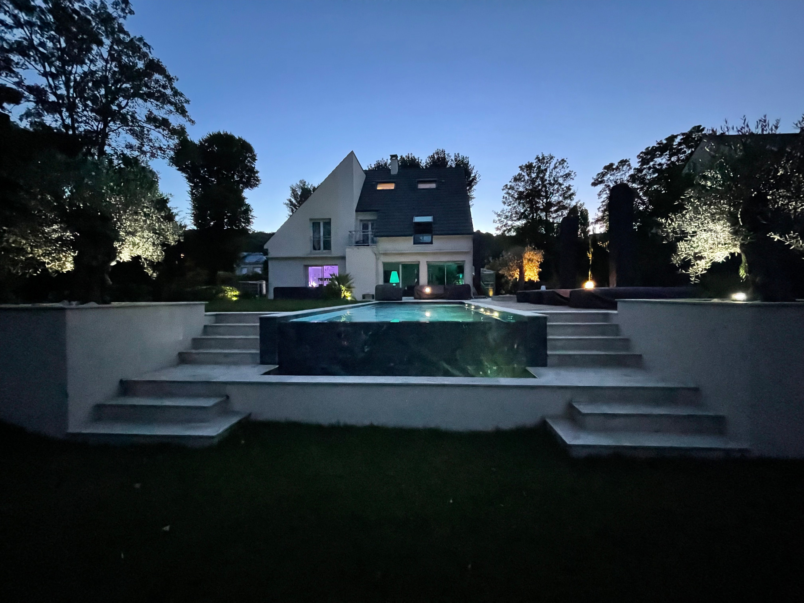 Création d'un grand jardin avec piscine