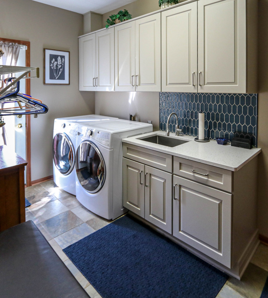 Idéer för att renovera en liten vintage vita linjär vitt tvättstuga enbart för tvätt, med en undermonterad diskho, luckor med upphöjd panel, vita skåp, bänkskiva i kvarts, blått stänkskydd, stänkskydd i cementkakel, grå väggar och en tvättmaskin och torktumlare bredvid varandra