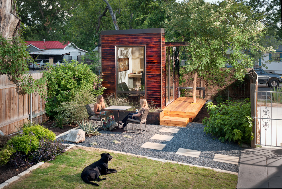 This is an example of a modern home office in Austin.