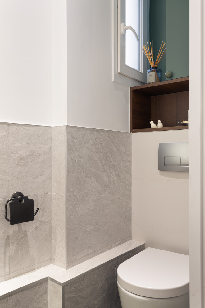 Idée de décoration pour un petit WC suspendu minimaliste en bois foncé avec un placard à porte affleurante, un carrelage blanc, du carrelage en marbre, un mur blanc, un sol en carrelage de terre cuite, une vasque, un plan de toilette en terrazzo, un sol vert, un plan de toilette blanc et meuble-lavabo suspendu.