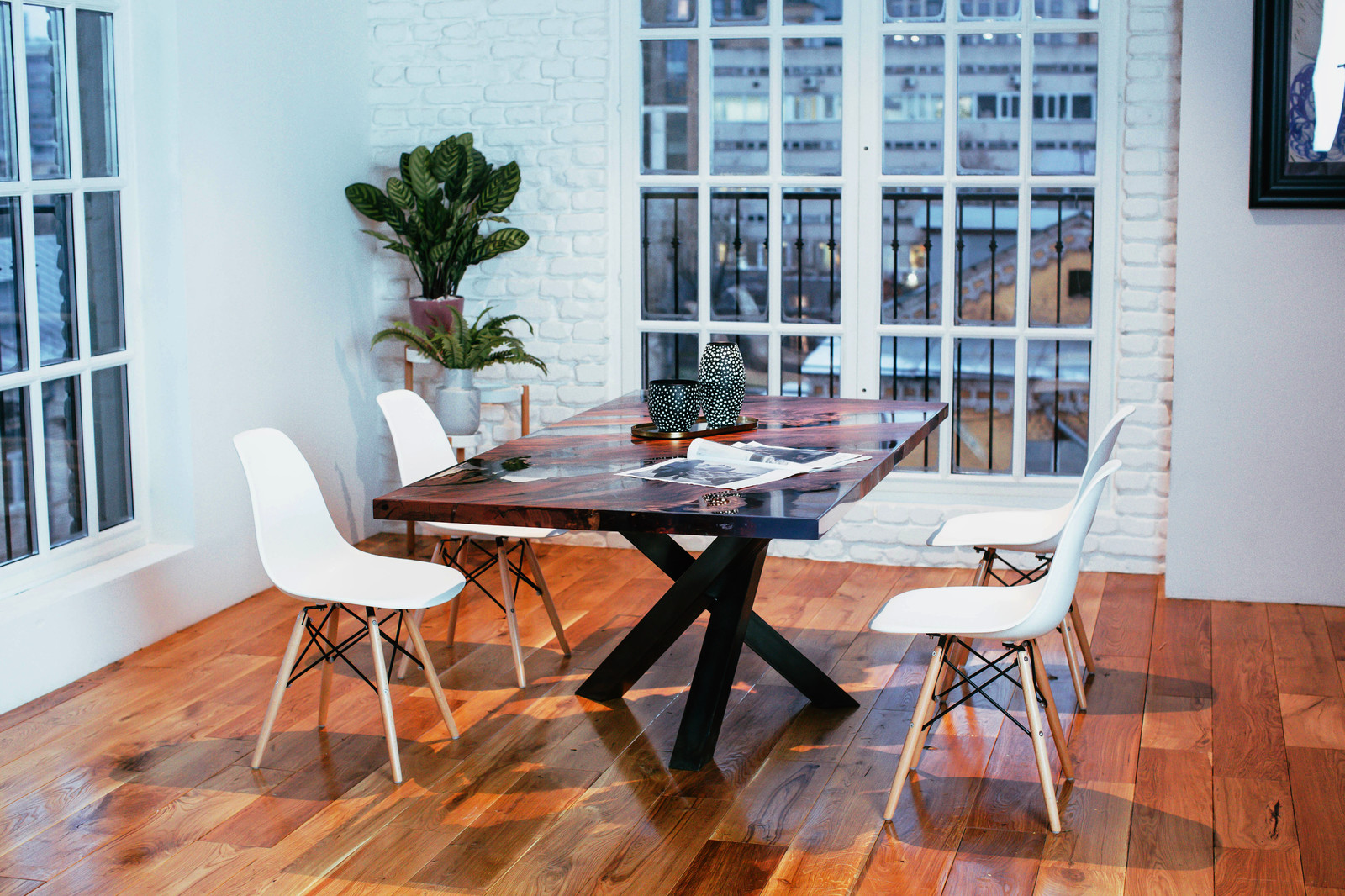 Стол из абрикоса и акрила