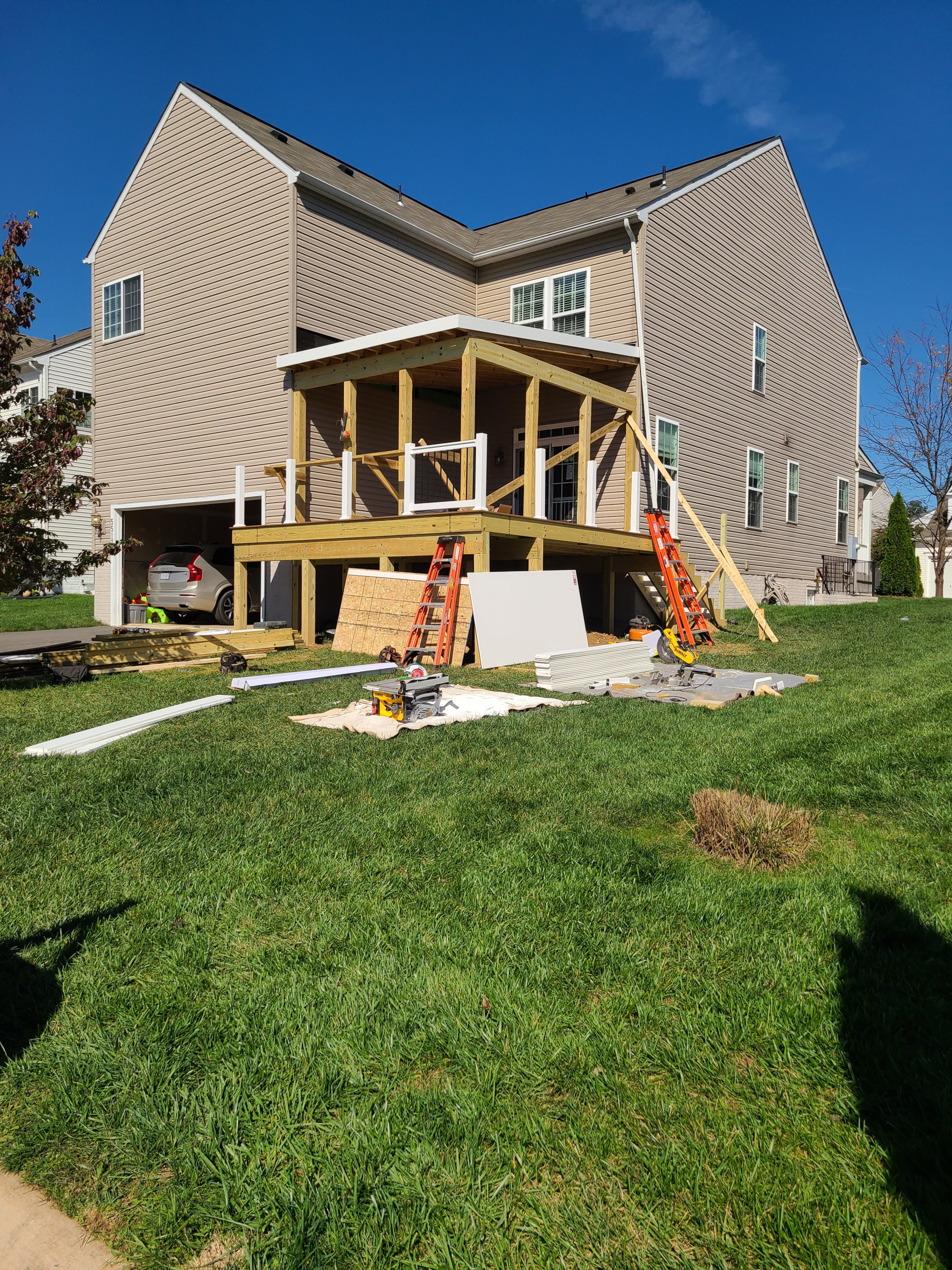 Screened in deck w/ outer walkway