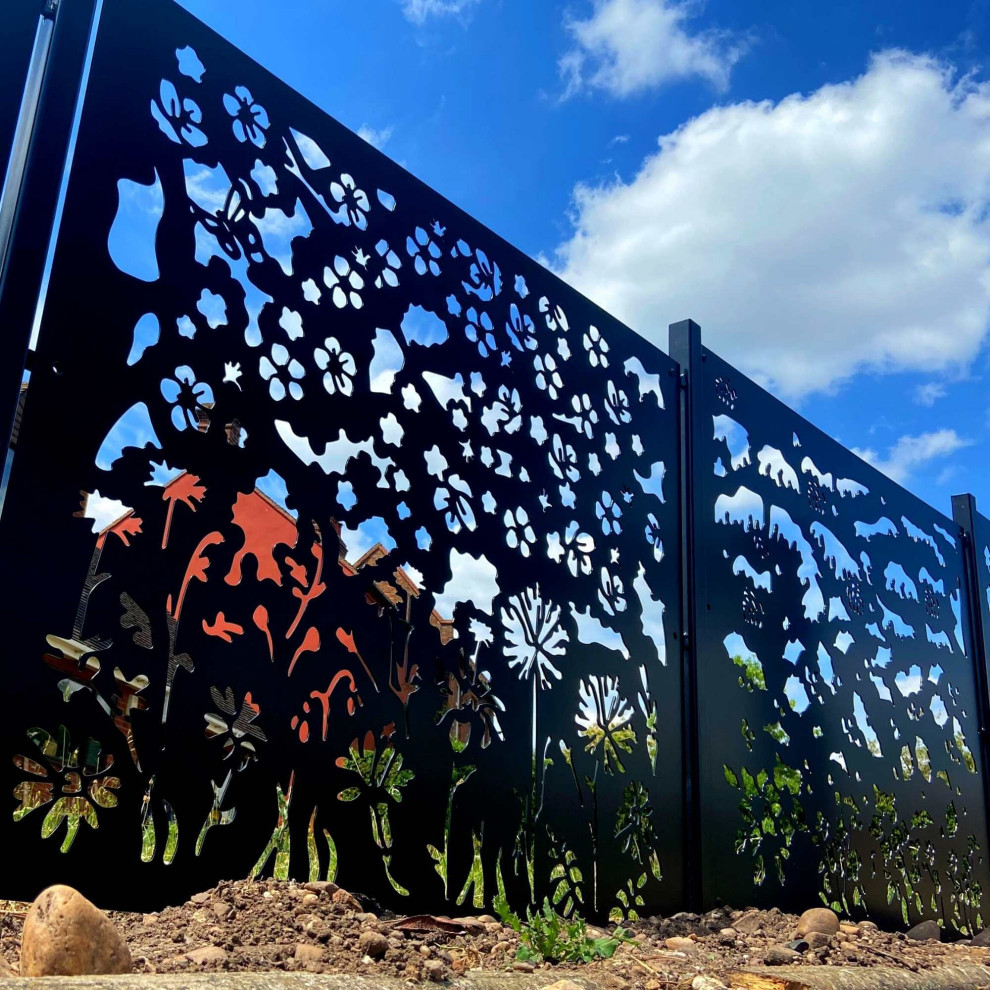Esempio di un ampio giardino formale chic in cortile con recinzione in metallo