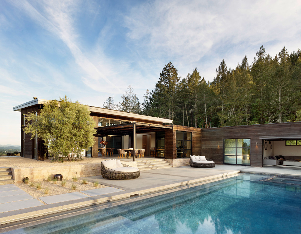 Imagen de piscina infinita contemporánea extra grande rectangular en patio trasero con privacidad