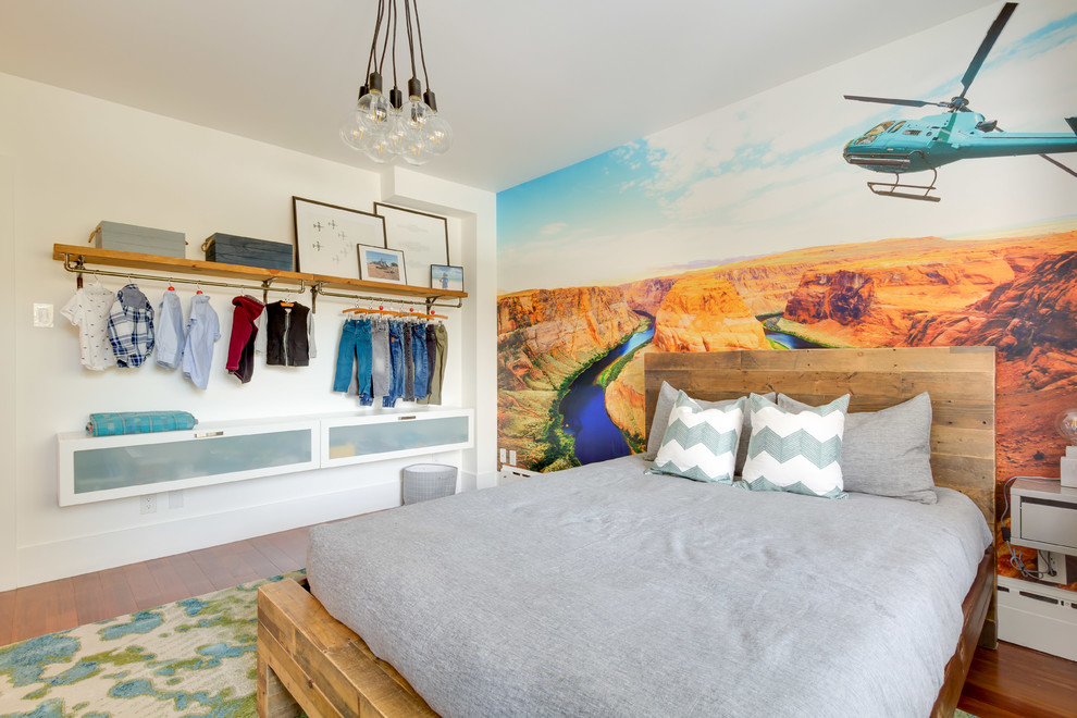 Inspiration for a mid-sized contemporary kids' bedroom for kids 4-10 years old and boys in Montreal with white walls, medium hardwood floors and brown floor.