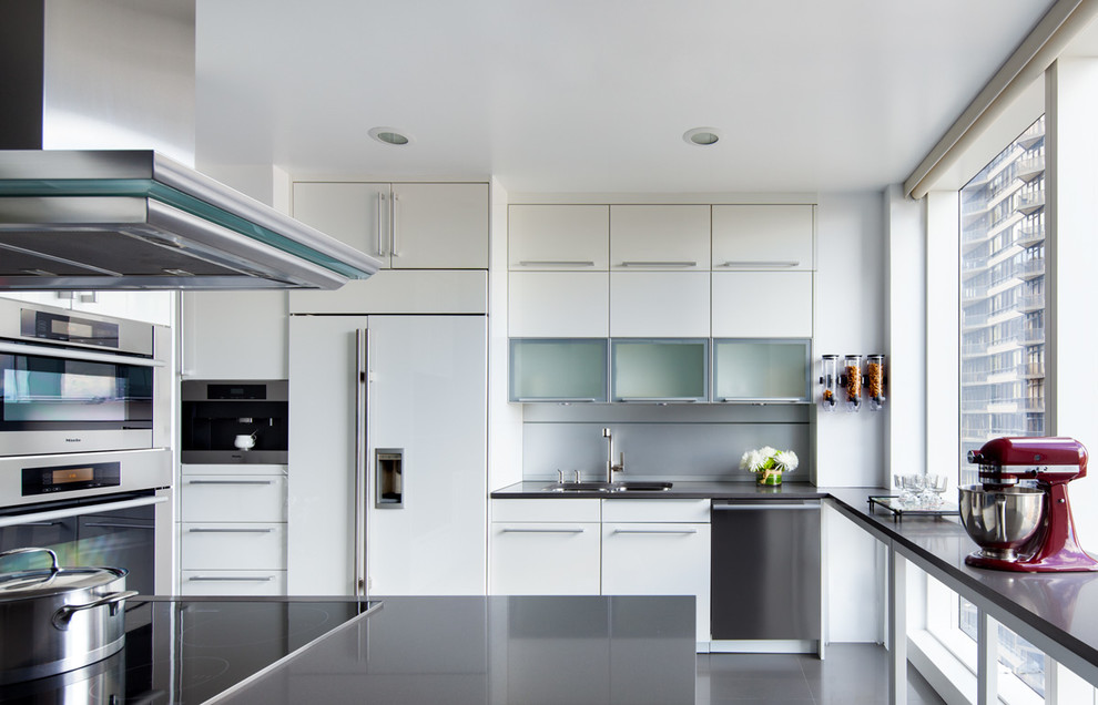 Inspiration for a mid-sized contemporary l-shaped eat-in kitchen in New York with a double-bowl sink, flat-panel cabinets, white cabinets, quartz benchtops, metallic splashback, stainless steel appliances, porcelain floors and with island.